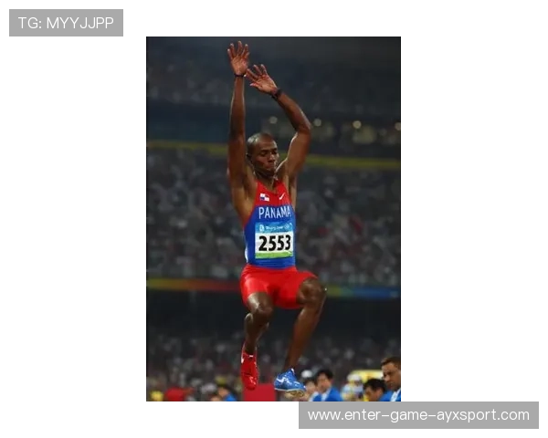 跳远选手赛场上完美演绎“空中姿态美学”引设计师模仿 跳远选手赛场上完美演绎“空中姿态美学”引设计师模仿