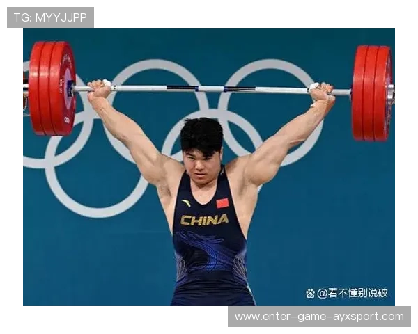 举重运动员上台前互扇巴掌“提神”