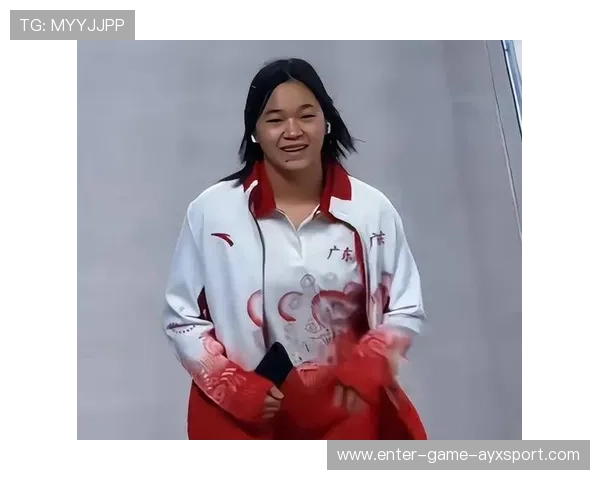 全红婵笑看镜头状态不错，全红婵全